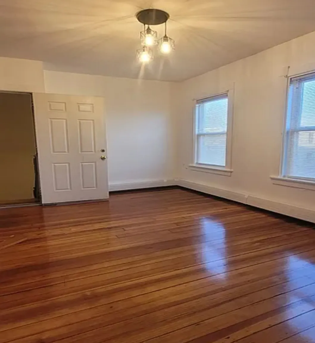 3 bed, 1200 sqft, $3,200 — Photo 2