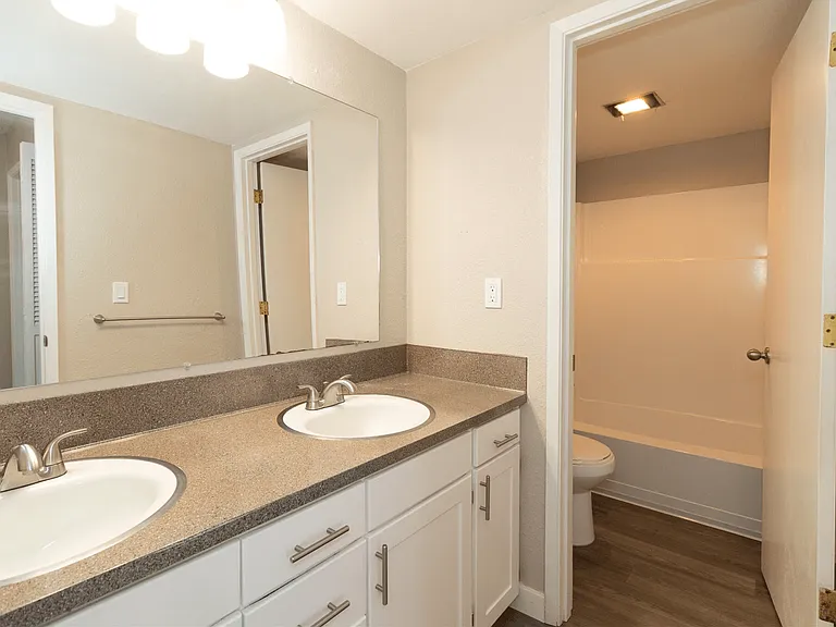 Ironstone Apartments — Photo 6