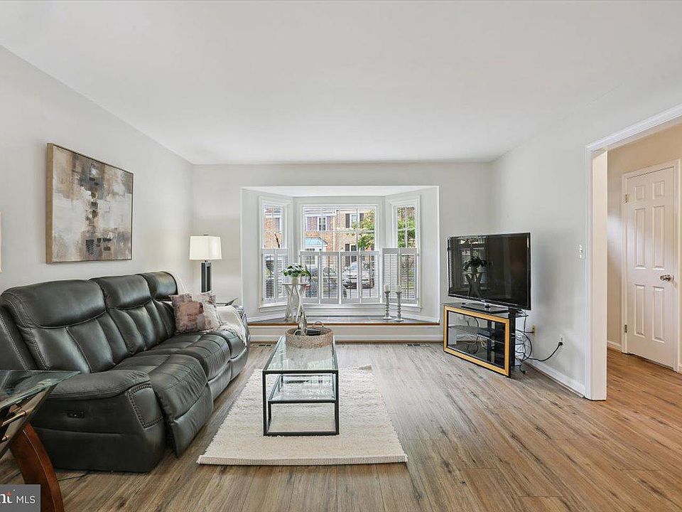 1st image of 1015 Windrush Ln #11