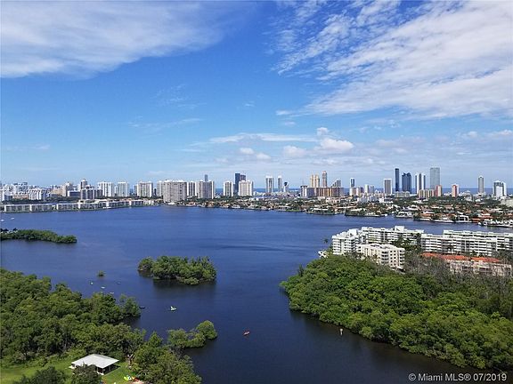 2nd image of 16385 Biscayne Blvd Unit 2402