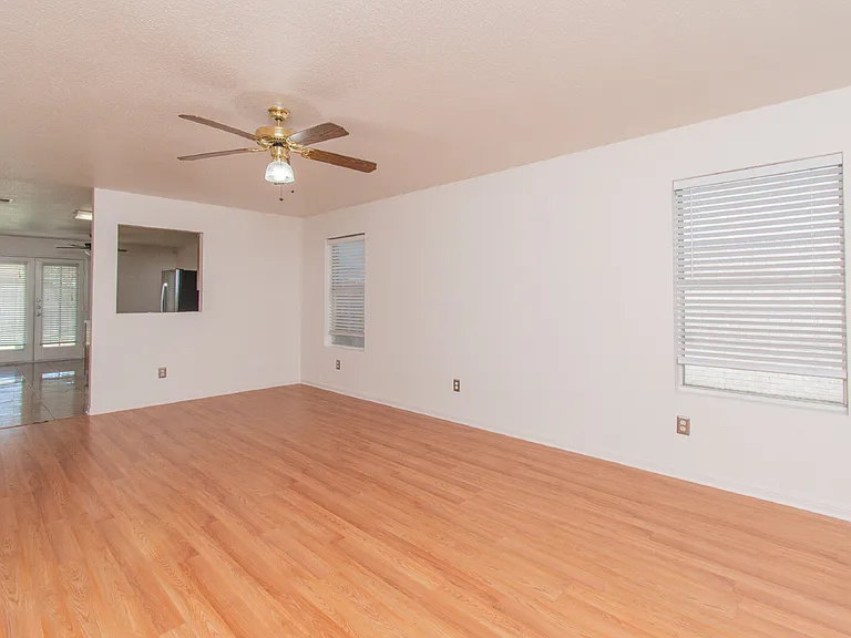 2907 Lantana Dr — Photo 2