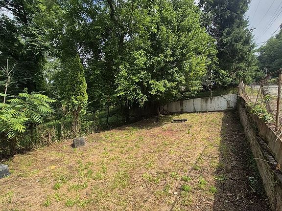 4th image of 729 Hill Ave
