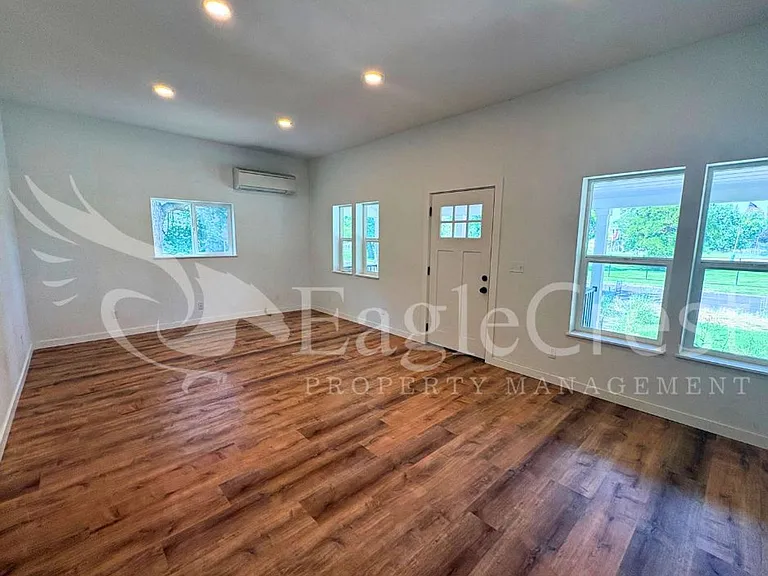 810 E Sumach St — Photo 2