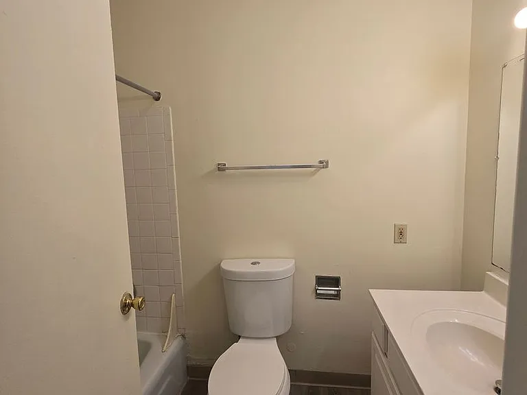 Mulford Park Apartments — Photo 24