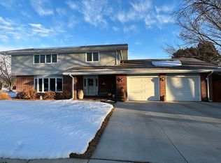 2221 Sunset Dr, North Platte, NE 69101
