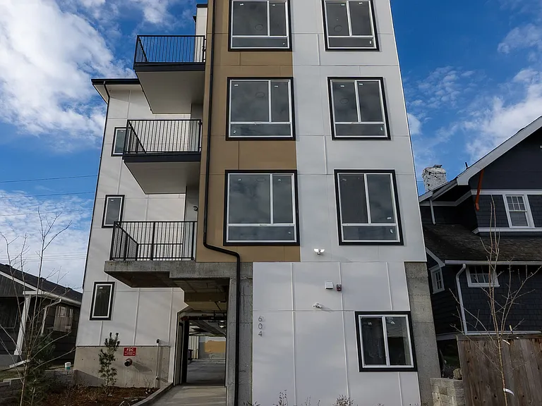604 S Sheridan Ave — Photo 3