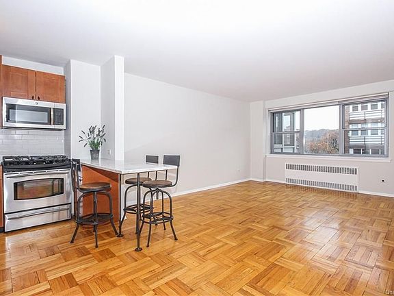 3rd image of 2 Washington Sq APT 4C