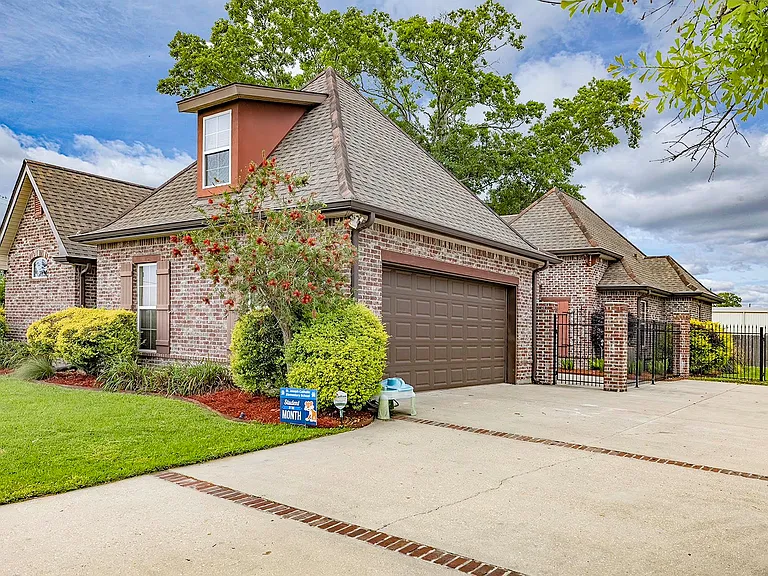 111 Gentle Oak Blvd — Photo 2
