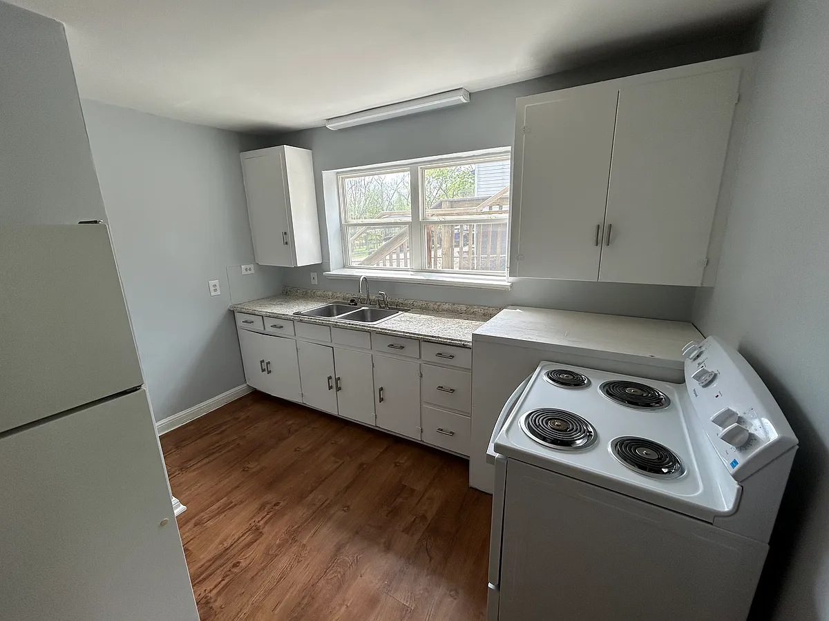 Building Photo - 2422 Highland Dr #4
