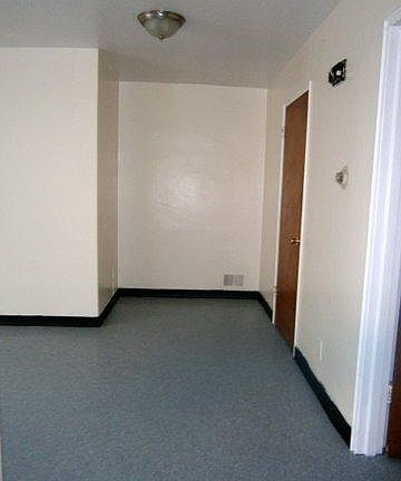 4th image of 829 Uhrig Ave #1