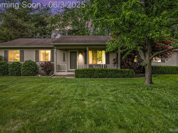 8061 Sandmar Ln, Davisburg, MI 48350