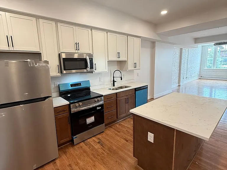 2033 W Broad St — Photo 13
