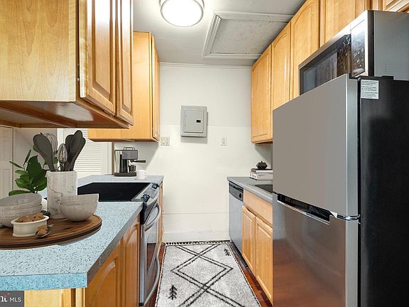 3rd image of 704-06 S Washington Sq #4W