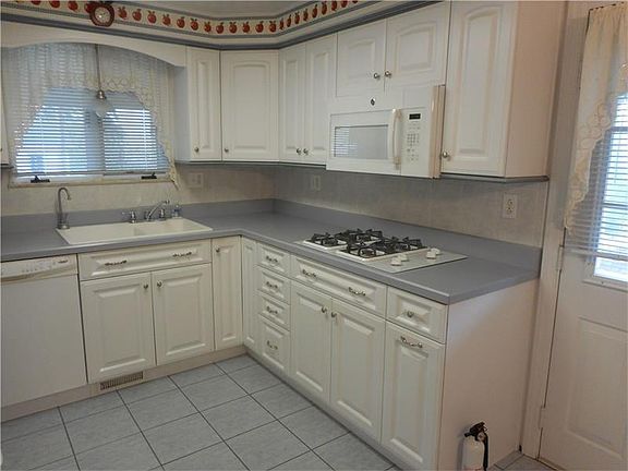 4th image of 423 Worthington St