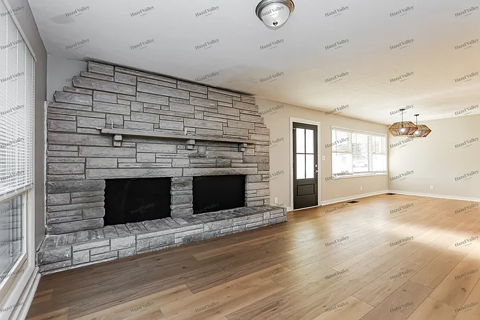 3 bed, 1.0 bath, 1902 sqft, $2,325 — Photo 4