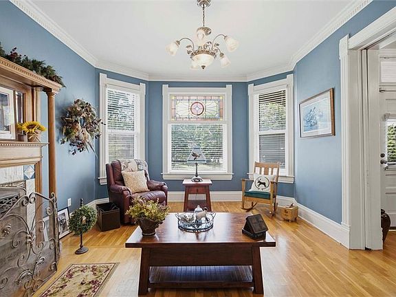 5th image of 706 W Wall St
