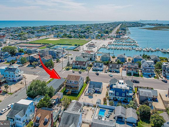 3rd image of 403 Coral St