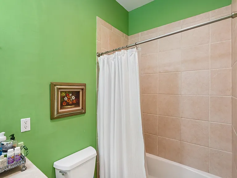 2621 Golden Gate Blvd W — Photo 29
