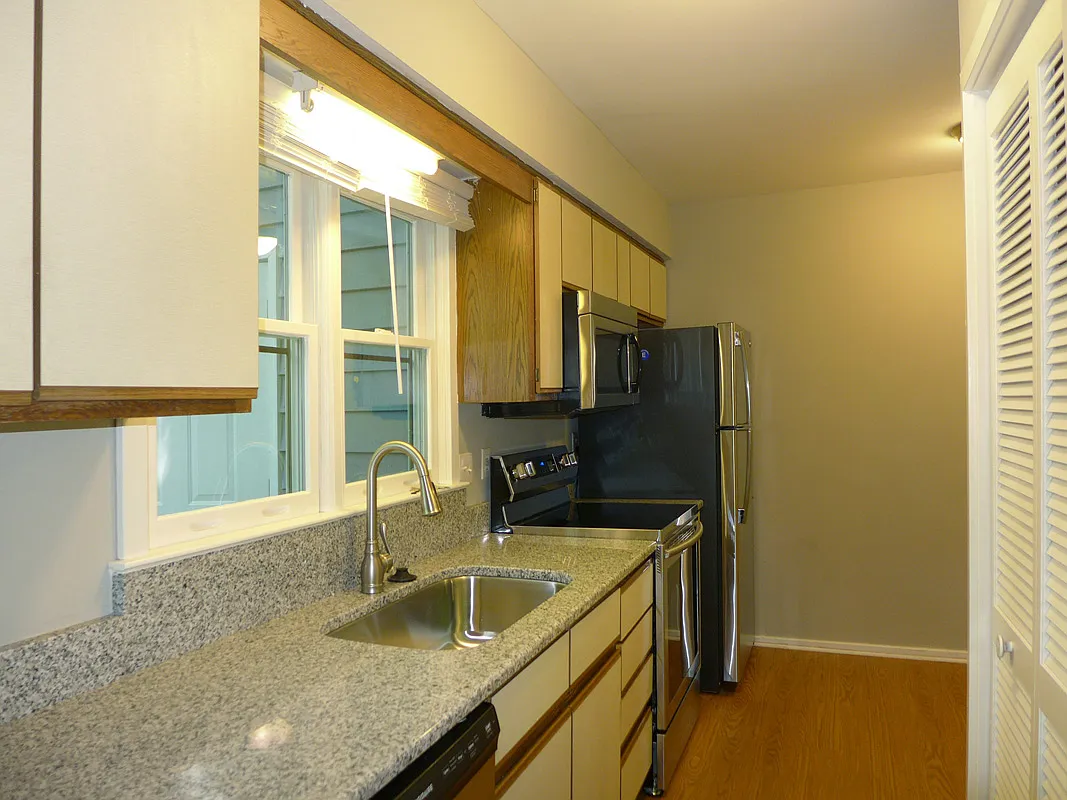 3 bed, 1008 sqft, $1,850 — Photo 4