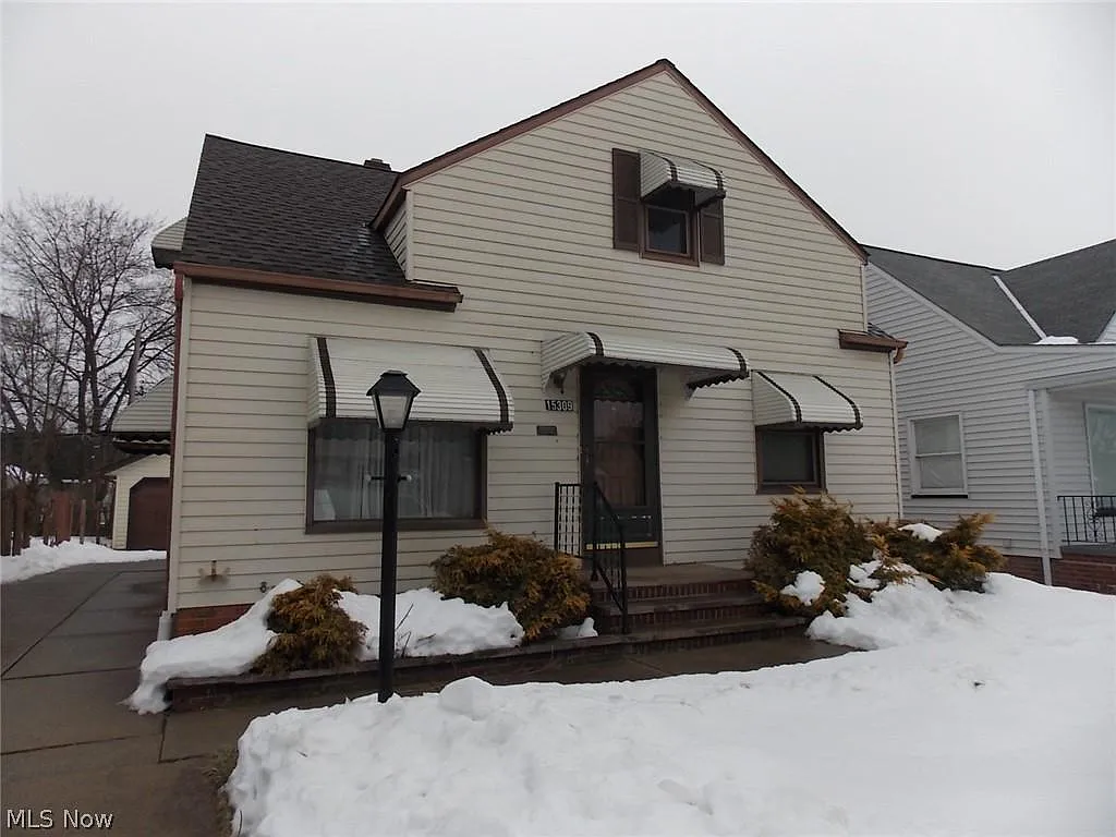 15309 Maplewood Ave photo 1