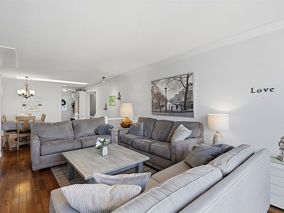 5th image of 684 Dunrobin Dr