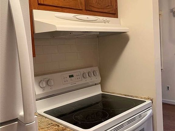 3rd image of 24 Manhasset Ave APT C