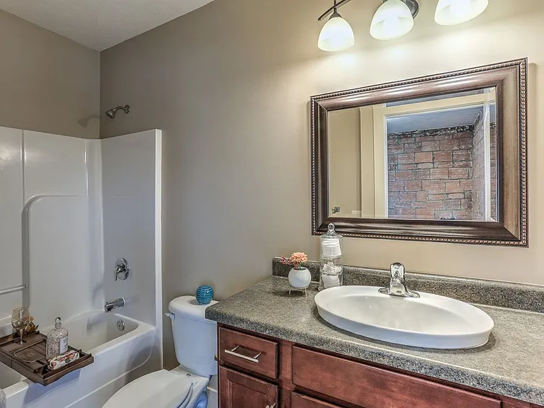 806 Park Ave — Photo 80