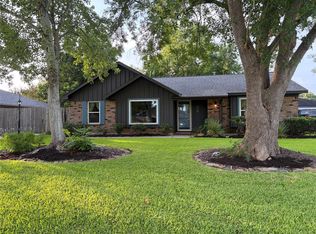 307 Winding Rd, Friendswood, TX 77546