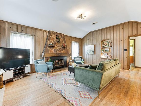 4th image of 909 N Leroy Dr