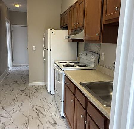 2nd image of 835 York St #2