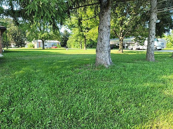 Large yard 2 out buildings