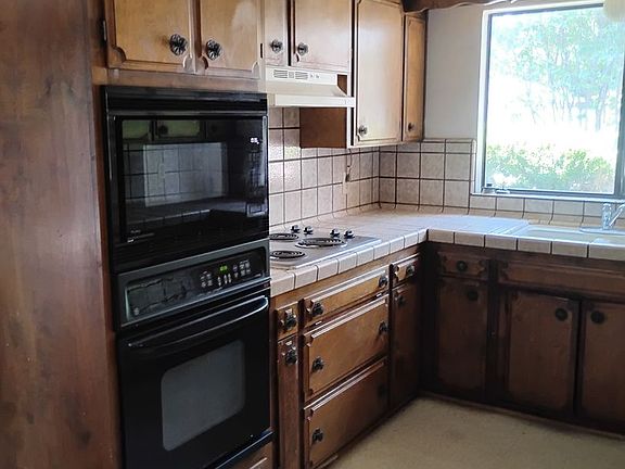 4th image of 635 Stanford Ct