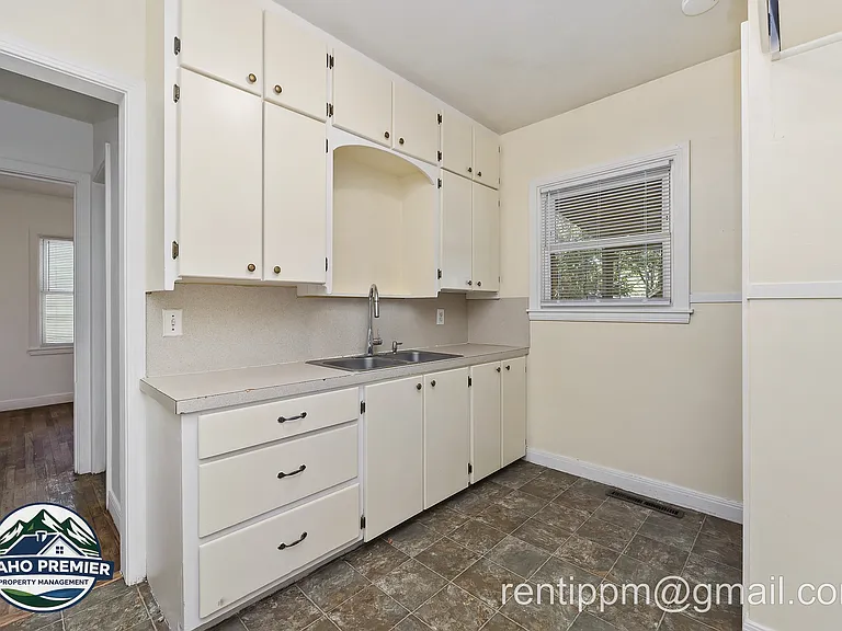 211 Walnut St — Photo 7