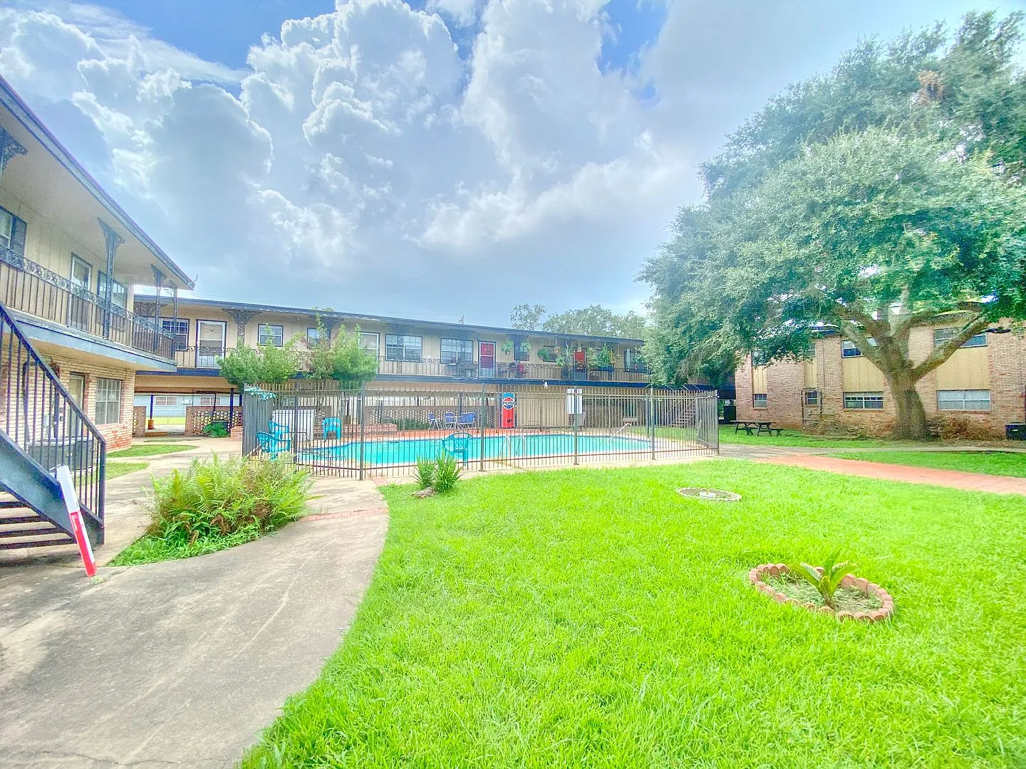 5THBS10 — Photo 1