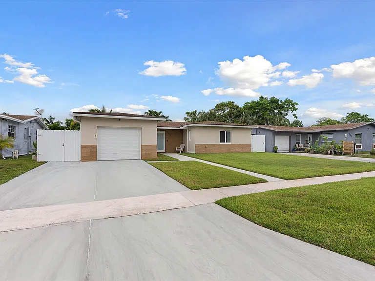 6515 SW 8th Pl — Photo 2