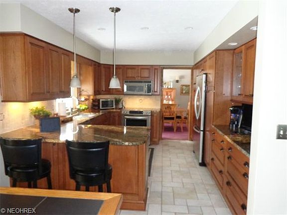 5th image of 383 Hillyer Dr