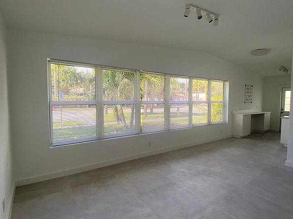 3rd image of 2001 NE 167th St #1