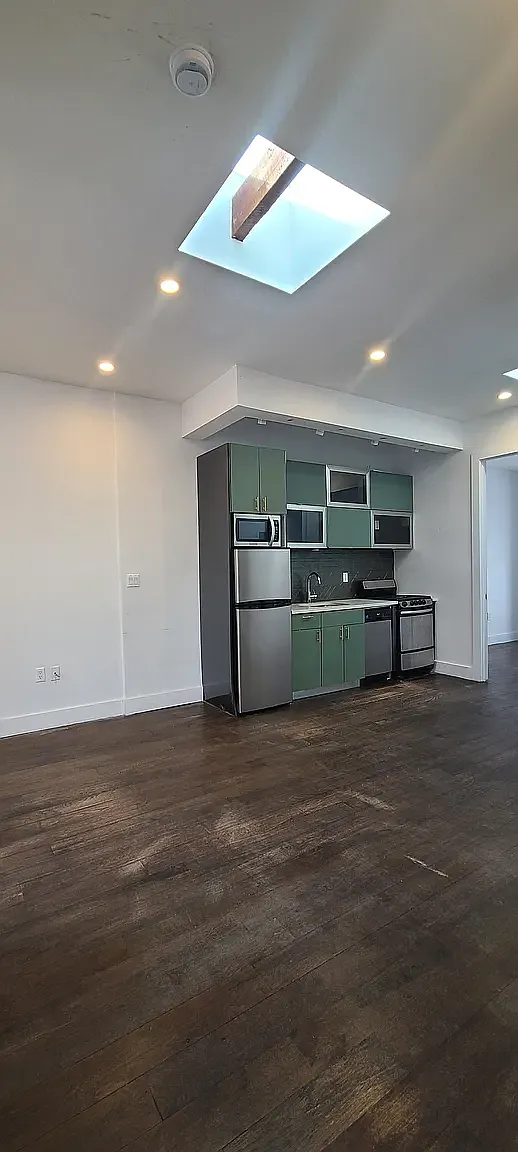 548 Howard Avenue — Photo 2