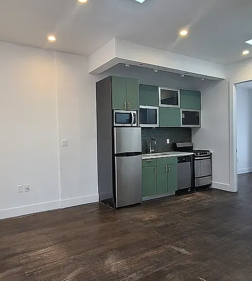 548 Howard Ave #2L — Photo 2