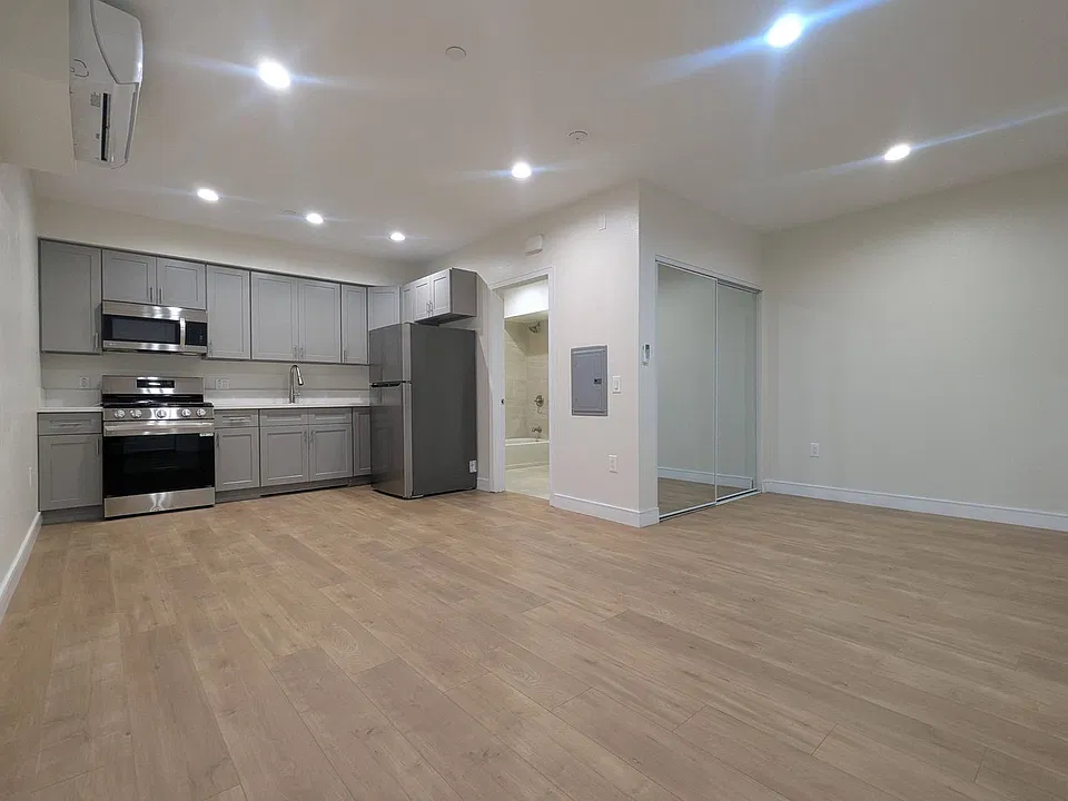 14411 Vanowen St #204