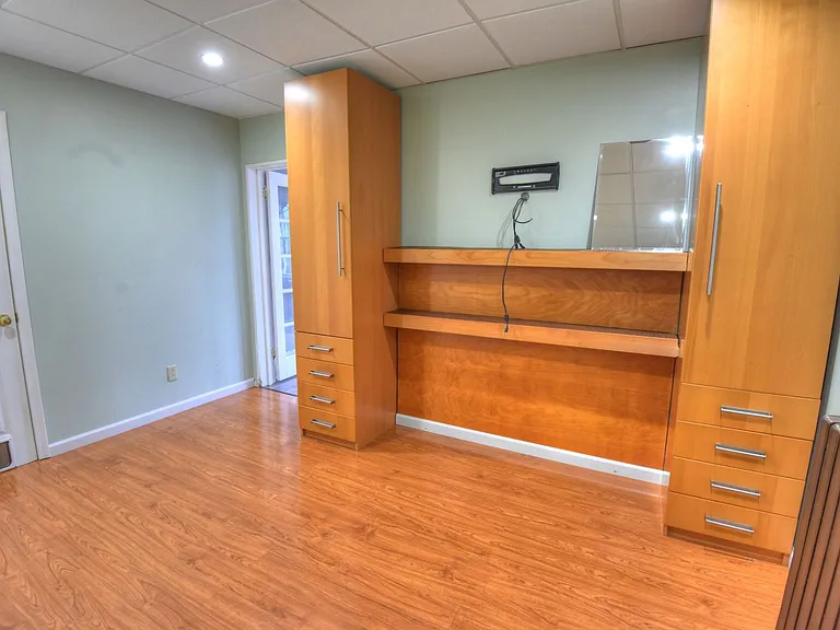 325 E Main St — Photo 9