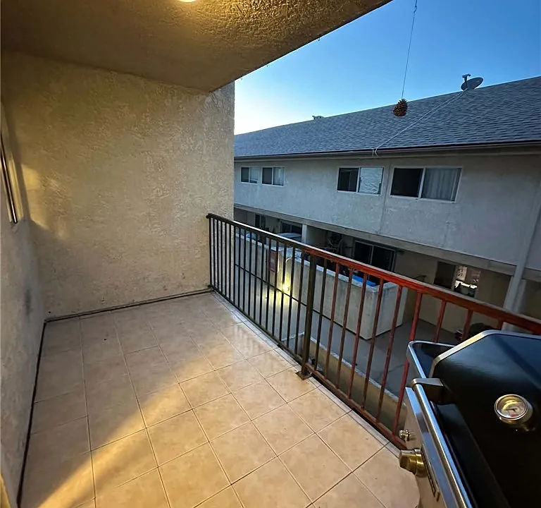 7641 Reseda Blvd