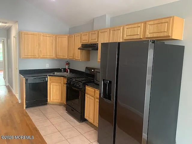 3 bed, 2720 sqft, $3,295 — Photo 4