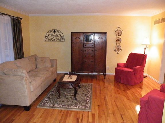 3rd image of 18 Glen Cove Dr