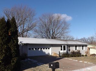 68 Geneva Dr, Muscatine, IA 52761