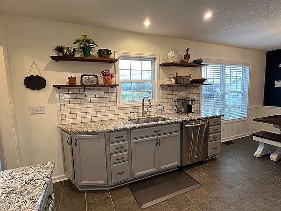 5th image of 212 Pamela Dr