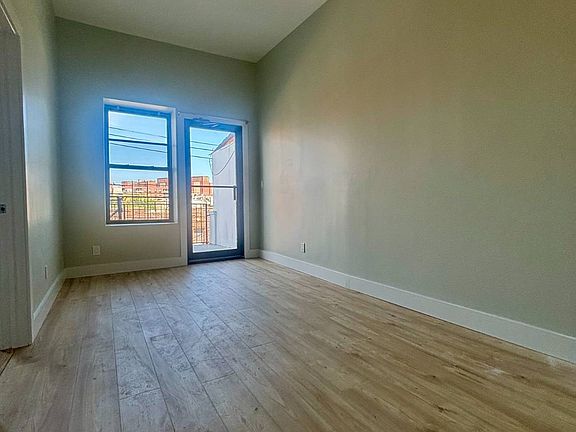 3rd image of 2850 W 17th St