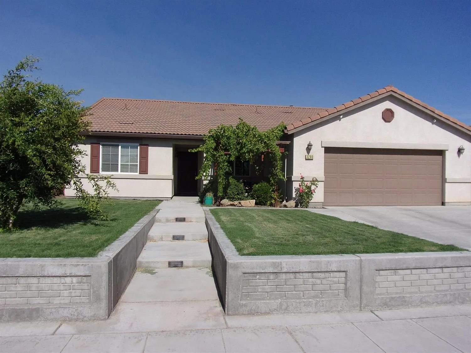 3290 N Vista Ave photo 1