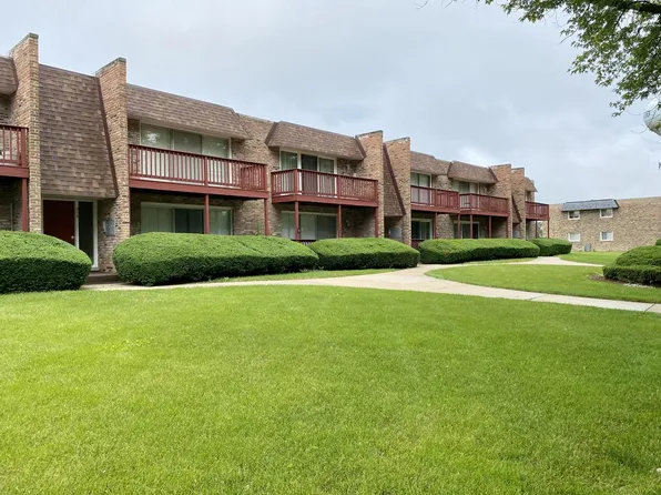 520 N Roberts Dr APT 1C, Glenwood, IL 60425