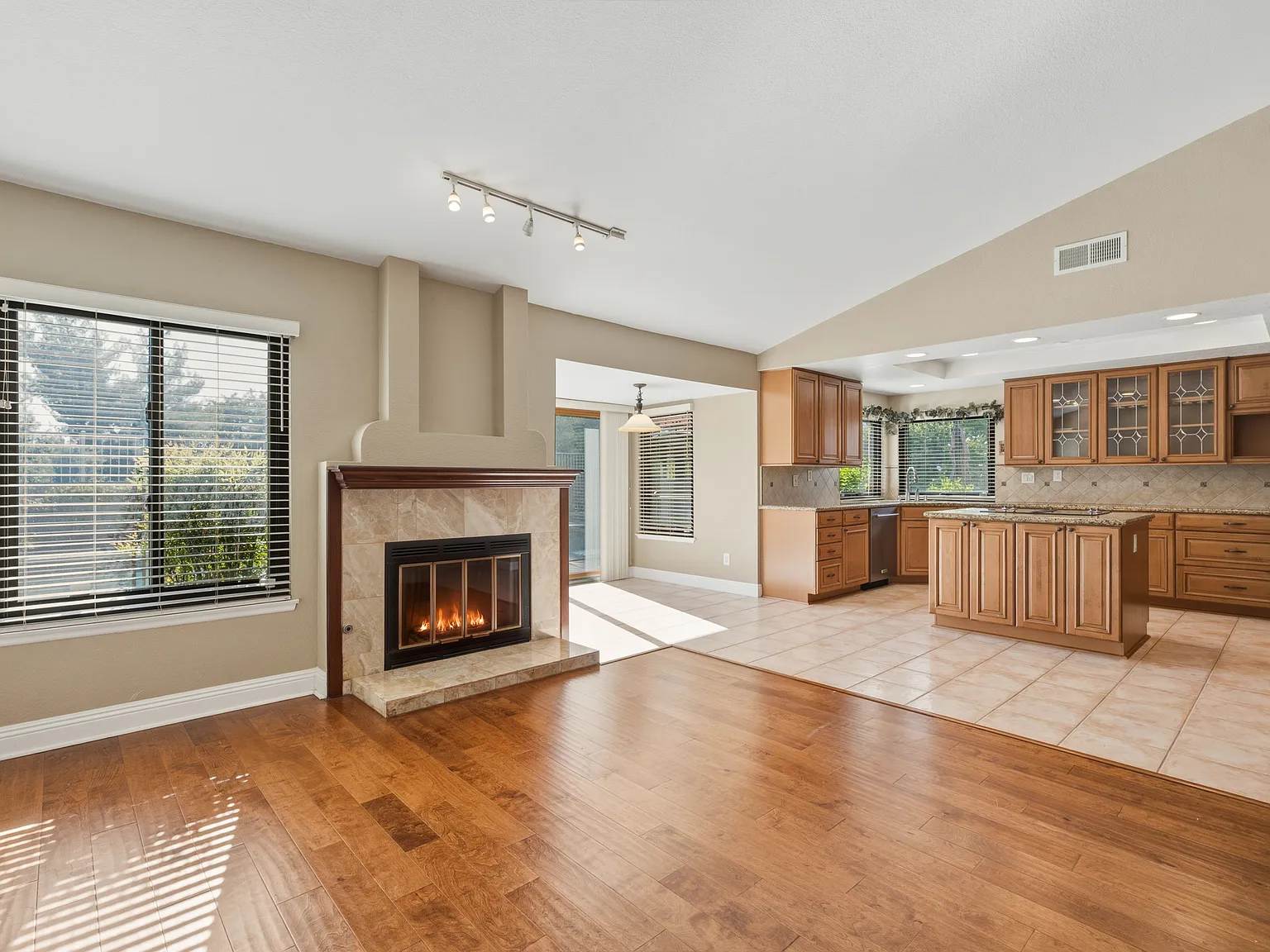 4 bed, 2337 sqft, $4,500 — Photo 3
